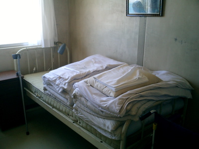 志木那島診療所：ベッド右