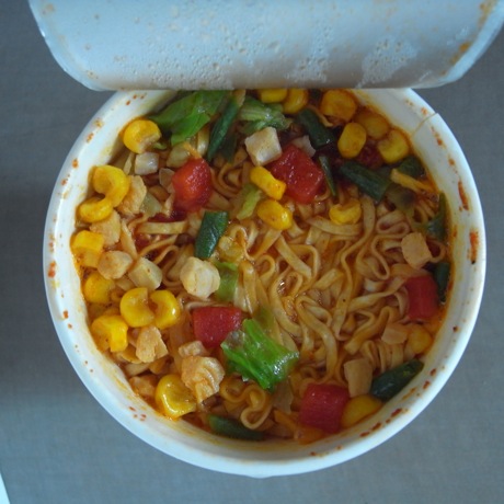 カップヌードル シャア専用チリトマトヌードル 《miniガンプラ》パック