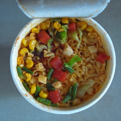 カップヌードル シャア専用チリトマトヌードル 《miniガンプラ》パック