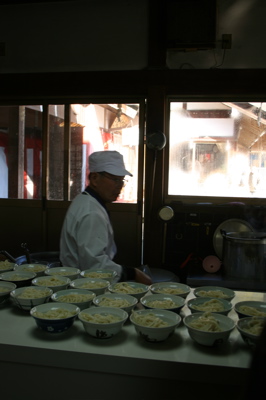 田村神社日曜市：うどん玉