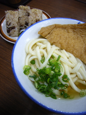 前場：かけ＋お揚げさん＋赤飯おにぎり