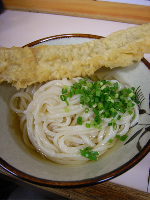 松家製麺所:かけうどん(細いんの大、ひやひや)+穴子天